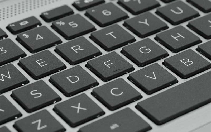 Bàn phím và touchpad: Trải nghiệm gõ ổn định