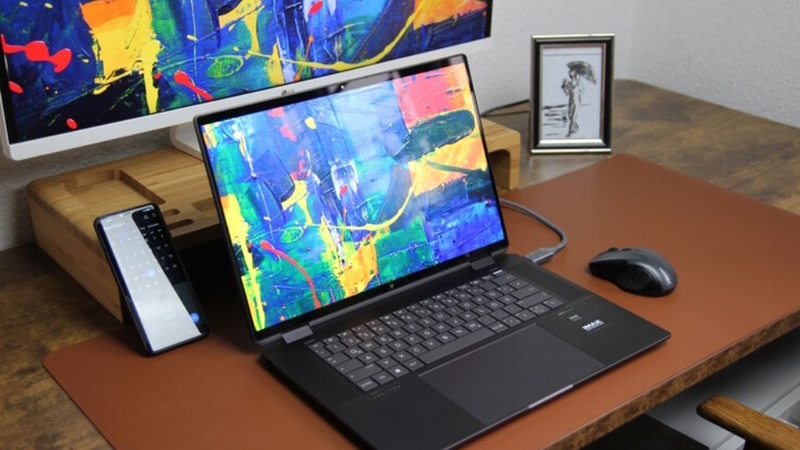 Màn hình OLED sắc nét và cảm ứng mượt mà