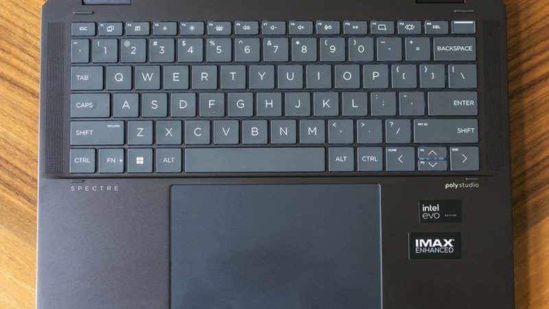 Bàn phím, touchpad và webcam