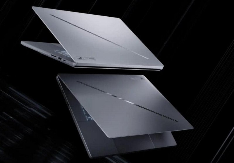 Người dùng thoải mái chơi game trên laptop ASUS Gaming ROG Zephyrus G16 GU605CP-QR141W