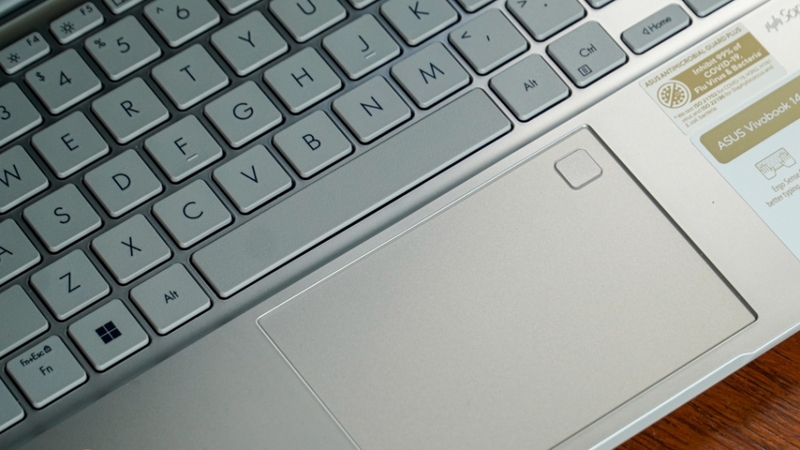 Khu vực trackpad có độ nhạy cao và bề mặt nhẵn bóng
