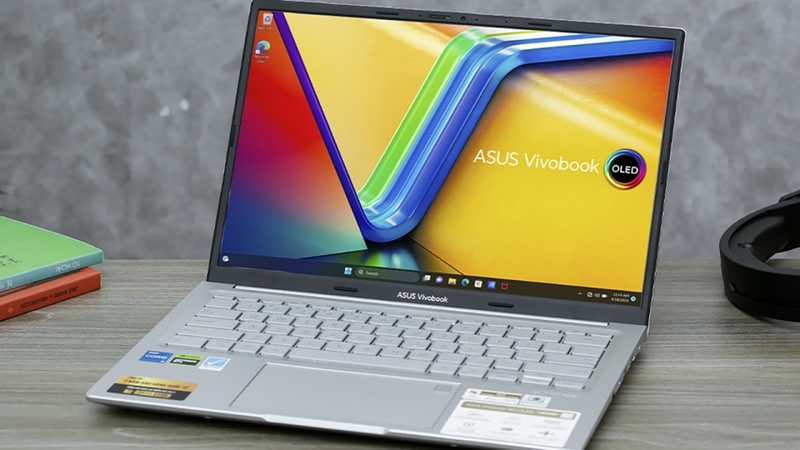 Laptop nhỏ gọn với khối lượng chỉ 1,7kg nên thích hợp cho cả nam và nữ