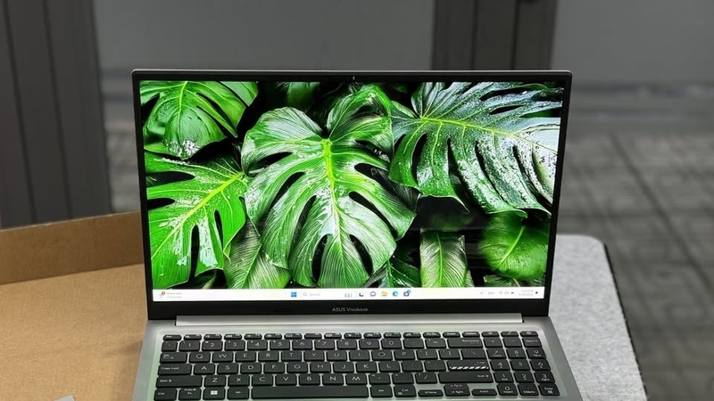 Màn hình laptop có kích thước 15.6 inch với viền 6 - 8mm