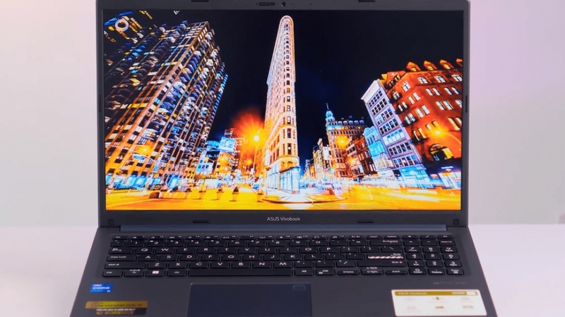 Laptop thể hiện hình ảnh có màu sắc chân thực nhờ độ sáng 250 nits cùng phủ màu 45% NTSC