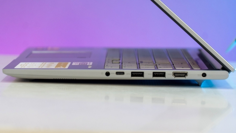Laptop Asus Vivobook 15 X1504ZA-NJ1546W được trang bị đầy đủ các cổng kết nối có dây và không dây
