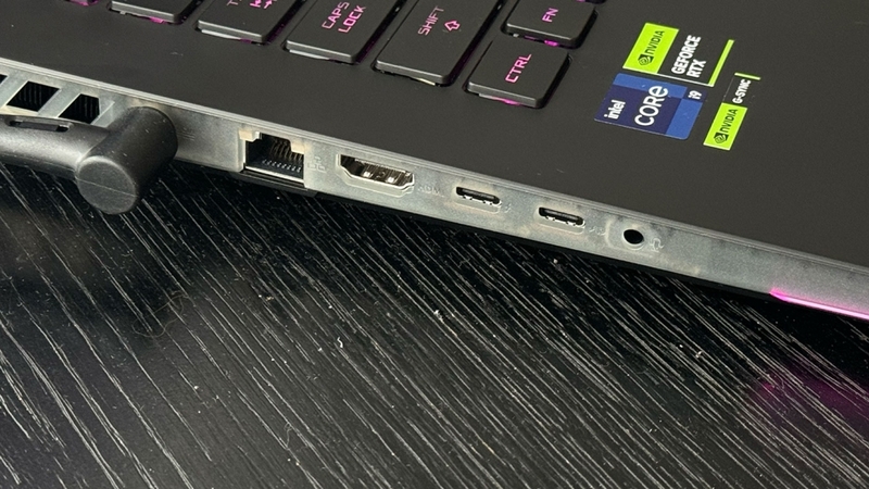 Laptop trang bị cho người dùng đầy đủ những cổng kết nối có dây và không dây