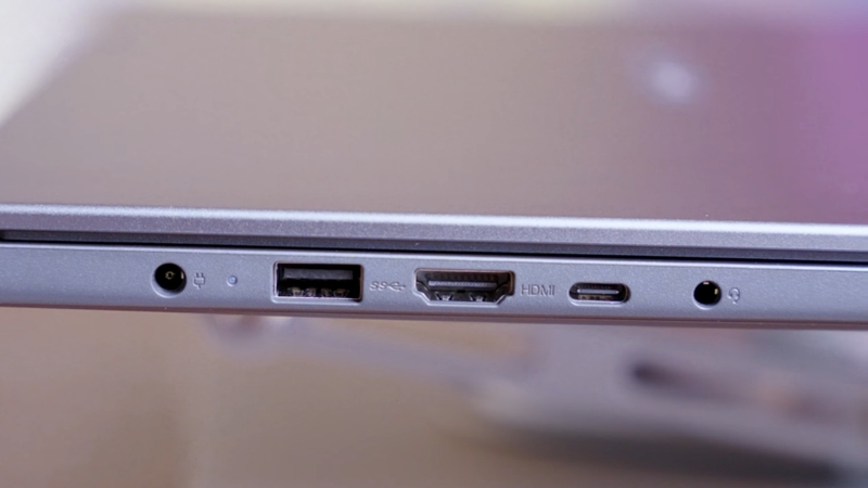 Máy tính được trang bị đầy đủ cổng kết nối