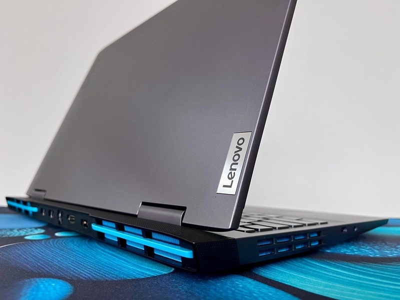 Đánh giá Lenovo LOQ 15iHR8 2