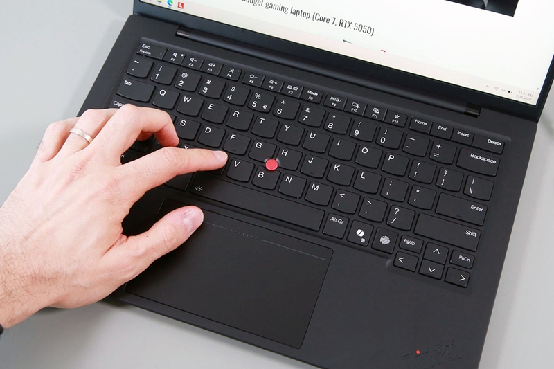 danh-gia-lenovo-thinkpad-x1-carbon-gen-13-b.jpg