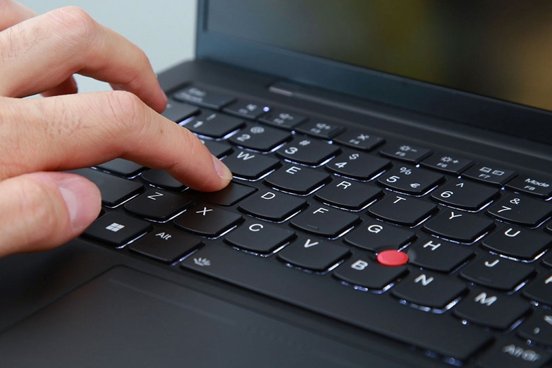 danh-gia-lenovo-thinkpad-x1-carbon-gen-13-c.jpg