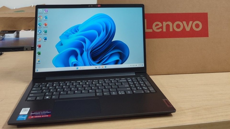 Về chất lượng màu sắc, các bài đo kiểm từ Lenovo V15 G4 IRU review ghi nhận độ phủ màu 67% sRGB, 50% AdobeRGB và 49% DCI-P3.