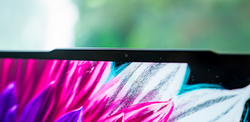 Nút nguồn và nút gạt mở webcam