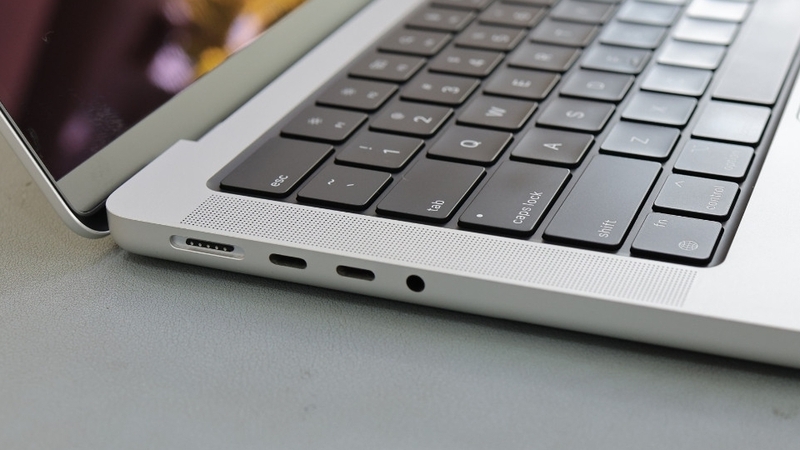 Macbook Pro M1 Max được trang bị đầy đủ cổng kết nối không dây và có dây