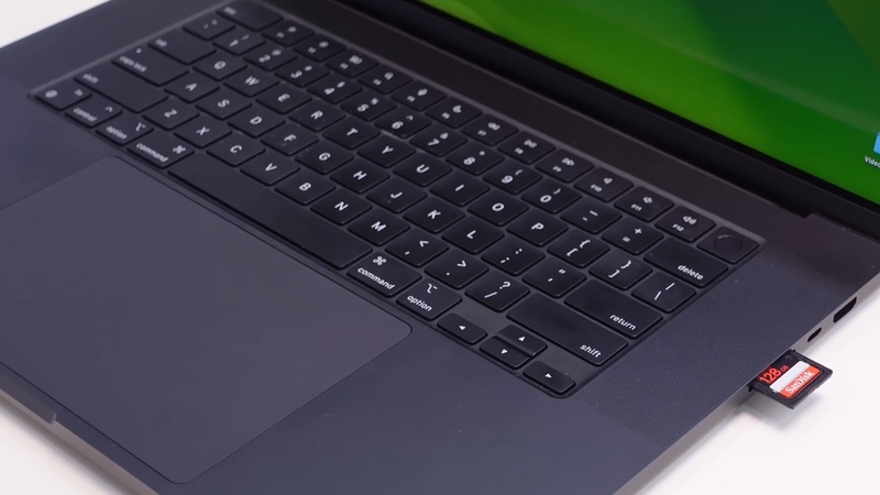 Bàn phím nhỏ gọn, hành trình phím sâu, trackpad độ nhạy cao