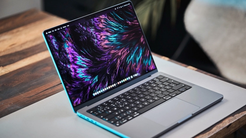 Macbook Pro M4 Max được chế tác từ chất liệu nhôm tạo cảm giác sang trọng và chống chịu lực rất tốt