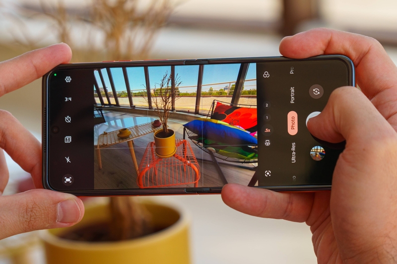 Đánh giá Motorola Razr 50 - hình 16