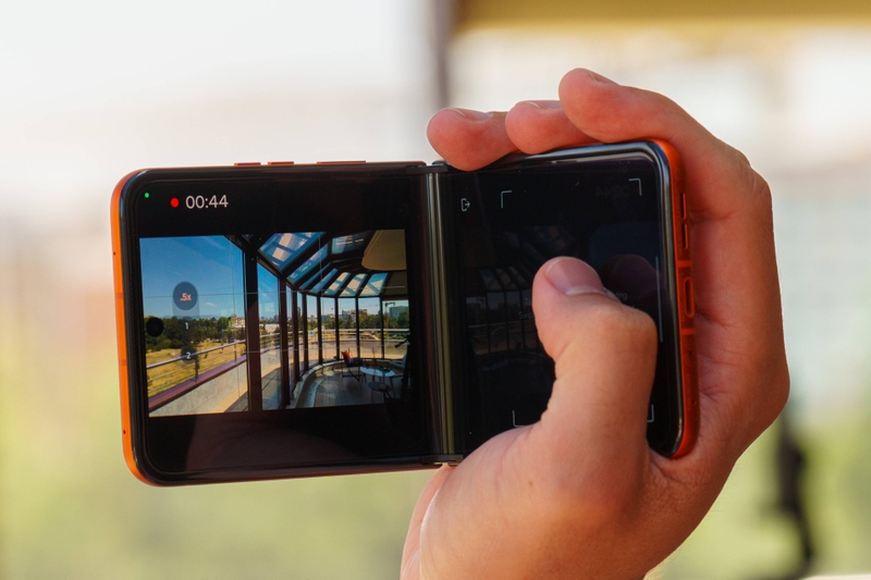 Đánh giá Motorola Razr 50 - hình 11
