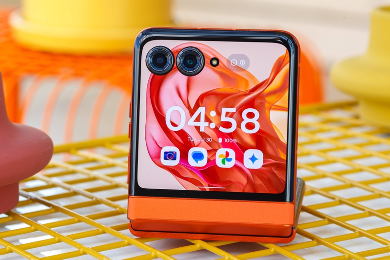 Đánh giá Motorola Razr 50 - hình 5