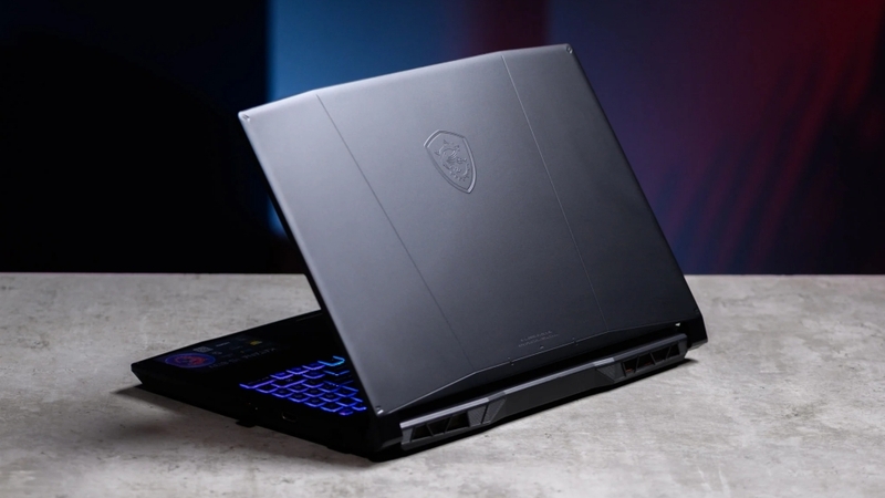 Laptop được thiết kế với những đường cắt xẻ táo bạo ở mặt A lấy cảm hứng từ thanh kiếm Nhật