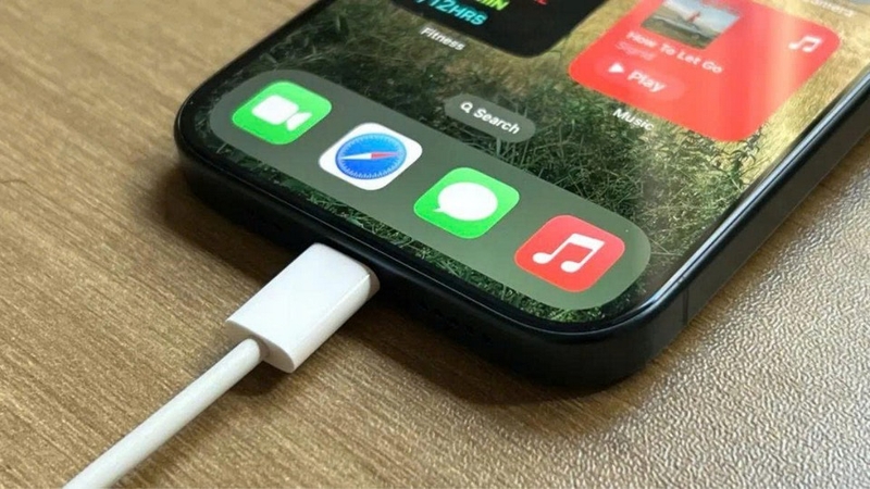 đánh giá pin iphone 15 pro ảnh 4