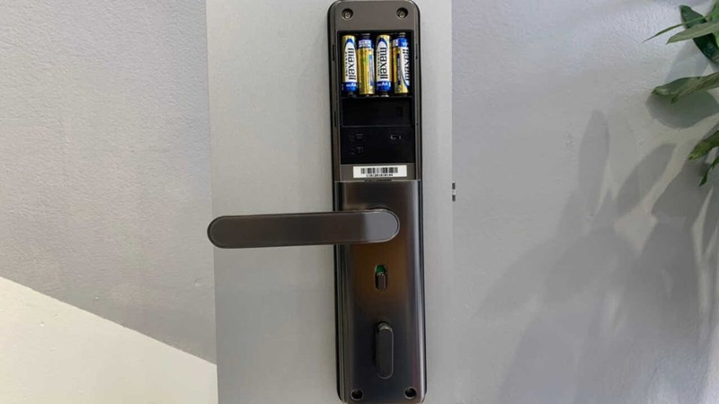 Dấu hiệu khóa cửa điện tử hết pin 4