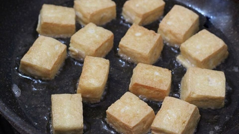 Bước 2: Chiên đậu hũ