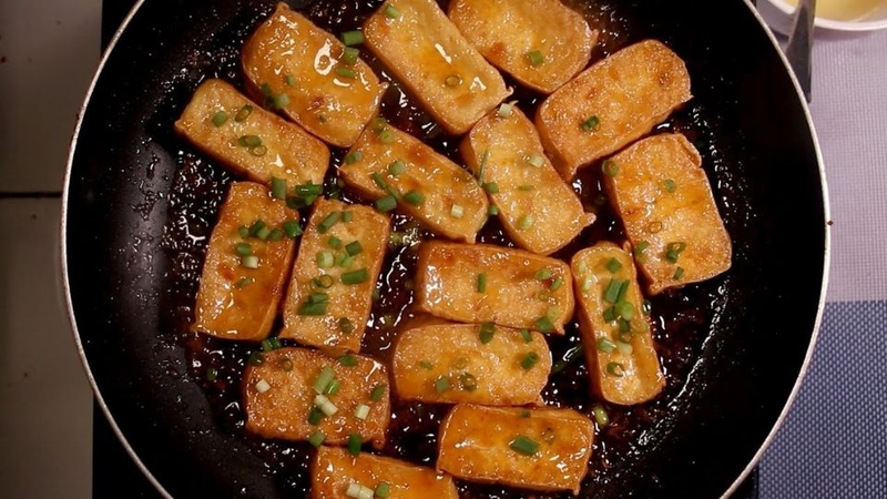 Bước 4: Kết hợp đậu hũ và sốt tiêu