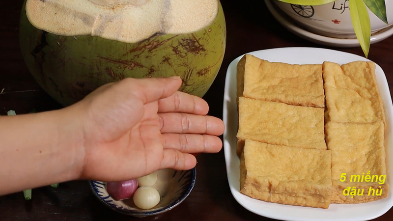Chuẩn bị nguyên liệu kho nước dừa