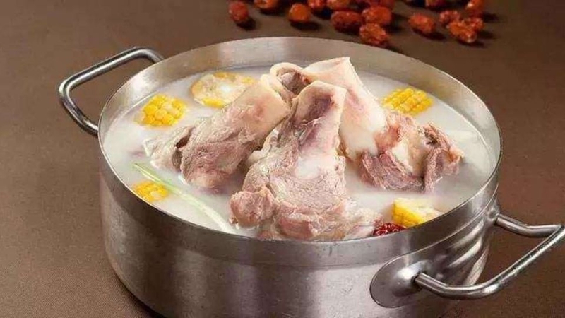 Nên đậy vung hay mở vung khi hầm xương? 1