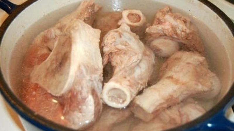 Nên đậy vung hay mở vung khi hầm xương? 2