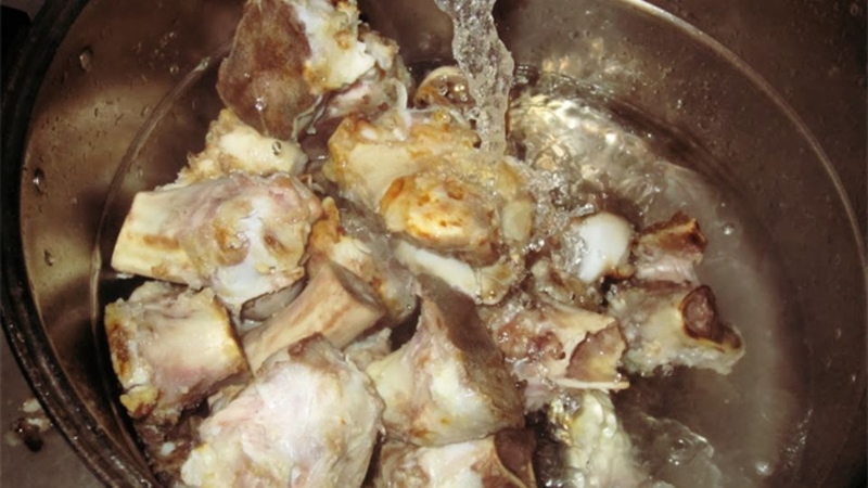 Nên đậy vung hay mở vung khi hầm xương? 3