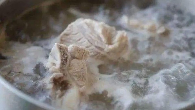 Nên đậy vung hay mở vung khi hầm xương? 4