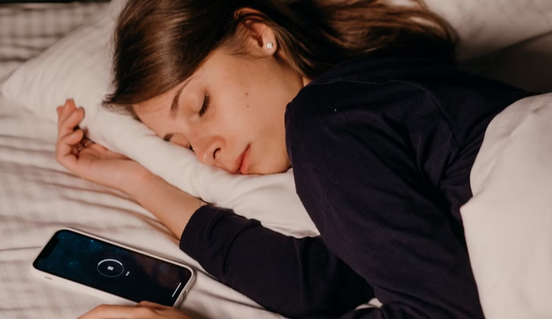để điện thoại gần đầu khi ngủ có hại không 2.png