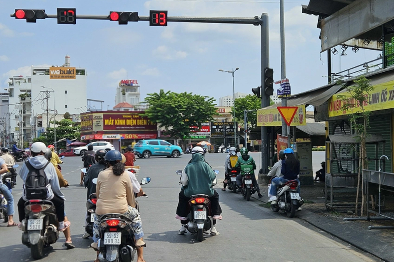 Đèn đỏ có được quay đầu không (2)