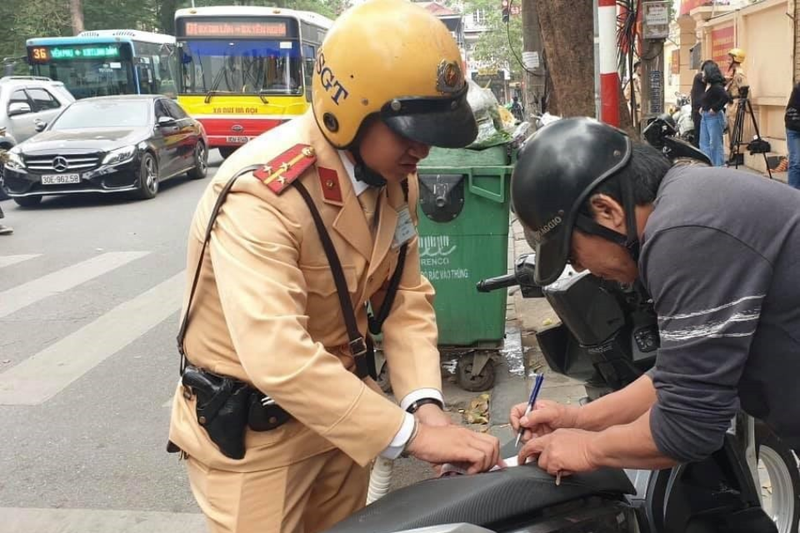 Đèn đỏ có được quay đầu không (4)