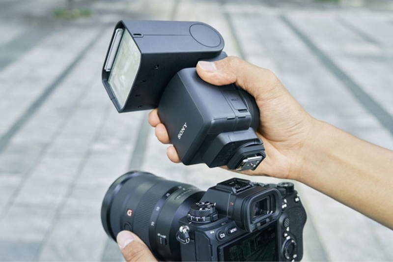 Đèn Flash ngoài là phụ kiện máy ảnh không thể thiếu nếu bạn quay chụp ở môi trường có ánh sáng yếu