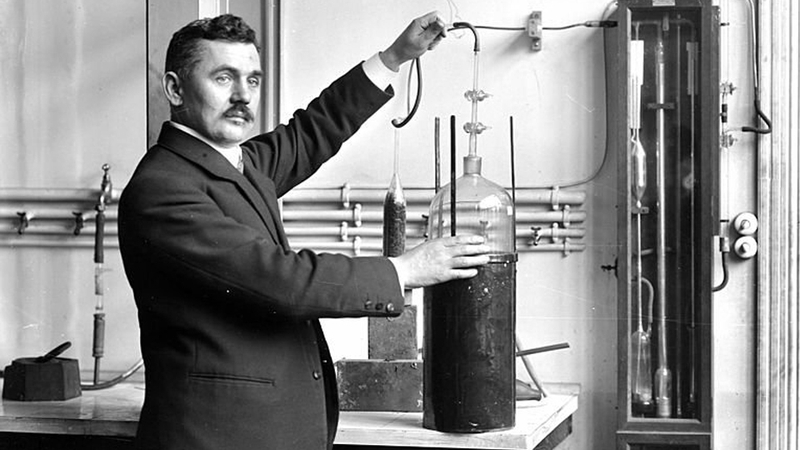 Georges Claude là người đặt nền móng cho đèn neon