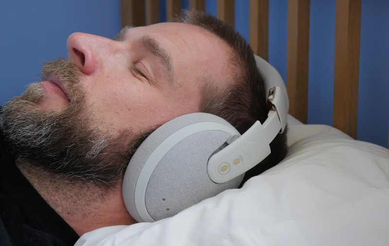 Đeo tai nghe khi ngủ (ảnh 4)