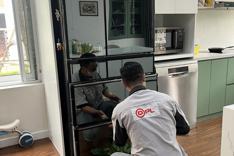 Kiểm tra t&igrave;nh trạng tủ lạnh tại nh&agrave;