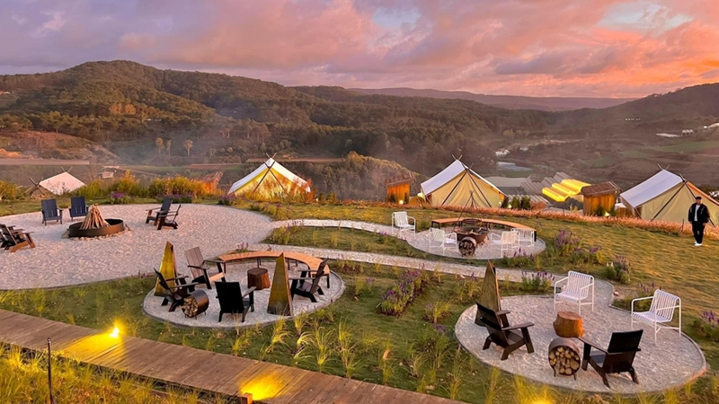 Hoạt động cắm trại săn mây ở Đà Lạt được nhiều bạn trẻ yêu thích