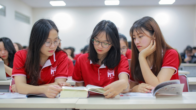 Những sinh viên nữ của trường Đại học Hà Nội