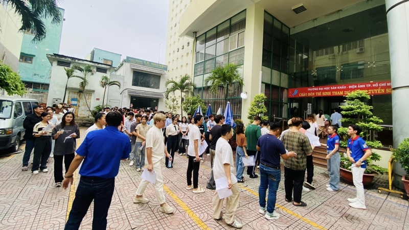 Nhận giấy báo và nộp hồ sơ nhập học tại trường