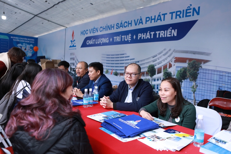 xet tuyen hoc vien chinh sach phat trien