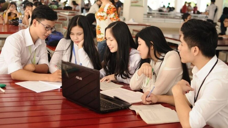 Số lượng thí sinh đăng ký xét tuyển tác động đến mức điểm chuẩn