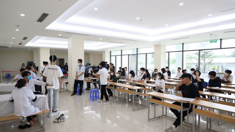 UNETI cung cấp chương trình đại học hệ chính quy ở cả hai khối