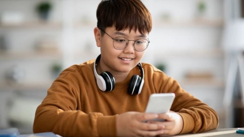 Có nên mua điện thoại cho học sinh cấp 1 không?
