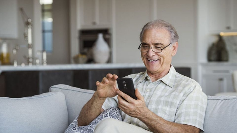 điện thoại cho người già lớn tuổi tốt nhất 2025 1