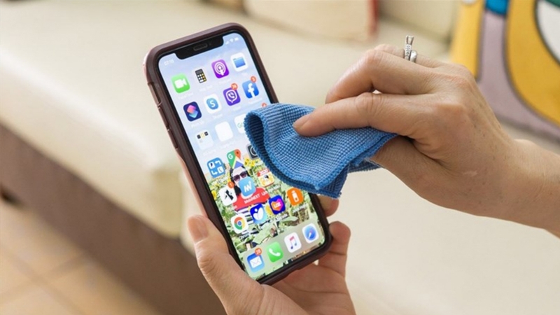 Lau khô điện thoại kỹ càng sau khi sử dụng dưới nước