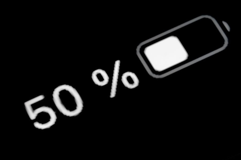 Điện thoại còn 50% pin có nên sạc không 1