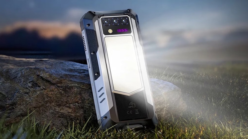 Oukitel WP100 Titan tích hợp máy chiếu 100 lumen